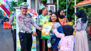 Ratusan Warga Serbu Beras Murah di CFD Kajen