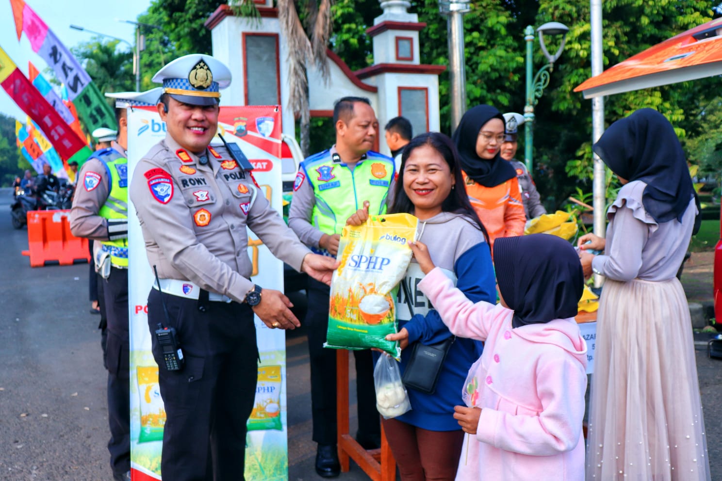Ratusan Warga Serbu Beras Murah di CFD Kajen