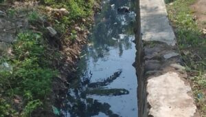 Warga Keluhkan Pembuangan Limbah Pabrik Jean di Sapugarut