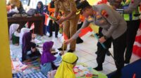 Semarak HUT ke-80 RI, Kapolres Pekalongan Bagikan Bendera Merah Putih kepada Anak PAUD
