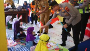 Semarak HUT ke-80 RI, Kapolres Pekalongan Bagikan Bendera Merah Putih kepada Anak PAUD