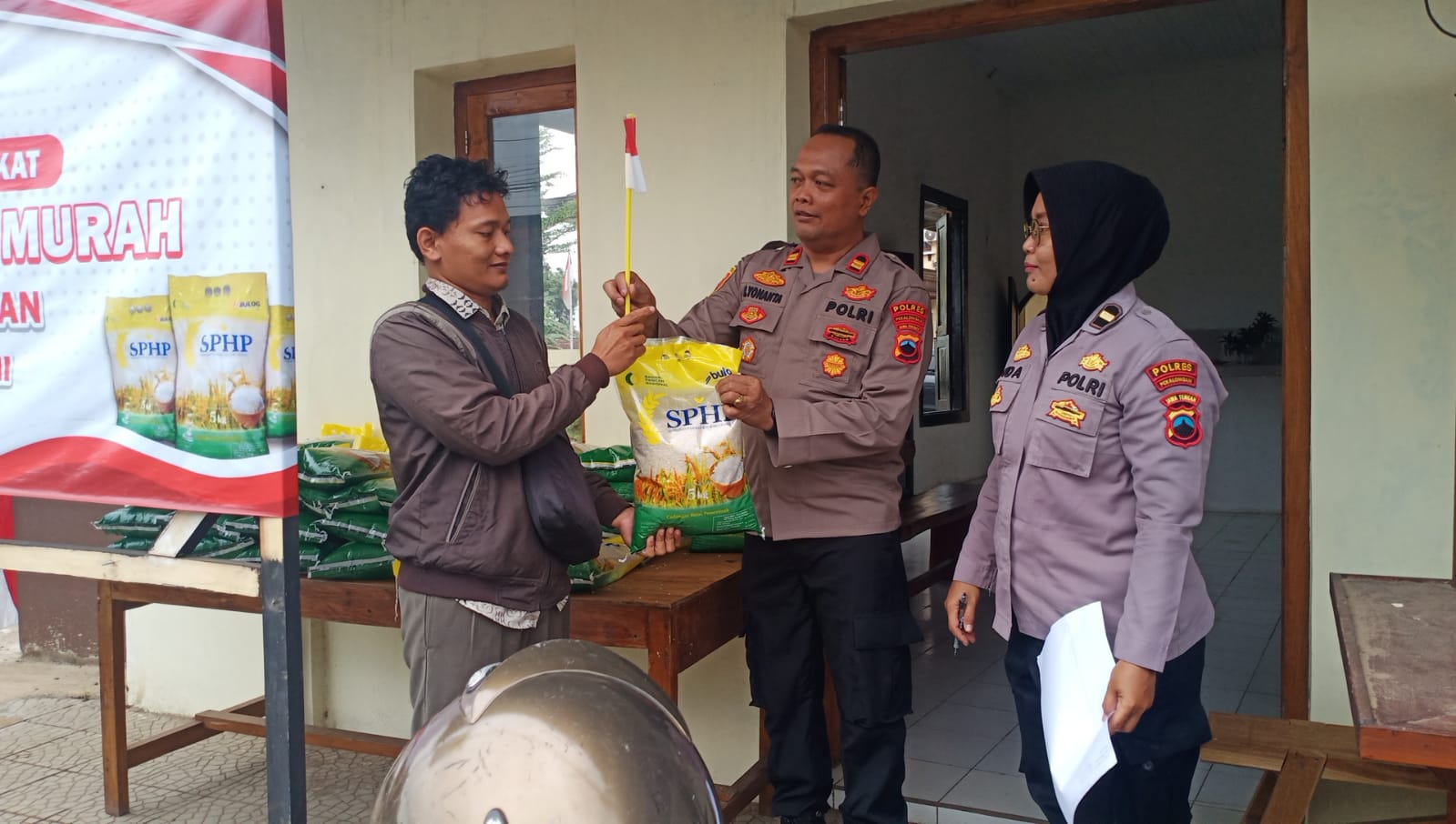 1,8 Ton Beras Ludes di Gerakan Pangan Murah Polsek Kedungwuni