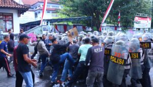 Polres Pekalongan Gelar Simulasi Penanganan Unjuk Rasa Anarkis di DPRD