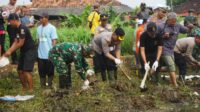 Kodim 0736/Batang Gelar Karya Bakti Bersihkan Sungai Pucung Jetis untuk Cegah Banjir