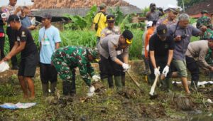 Kodim 0736/Batang Gelar Karya Bakti Bersihkan Sungai Pucung Jetis untuk Cegah Banjir