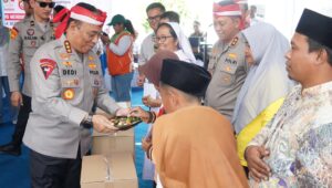 Bakti Sosial Akpol 1990 di Genuk: Wakapolri Disambut Hangat Anak-Anak