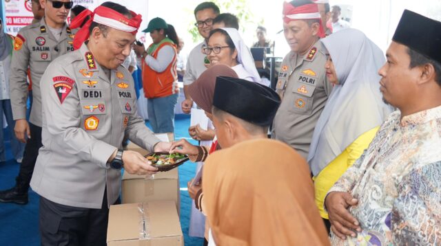 Bakti Sosial Akpol 1990 di Genuk: Wakapolri Disambut Hangat Anak-Anak