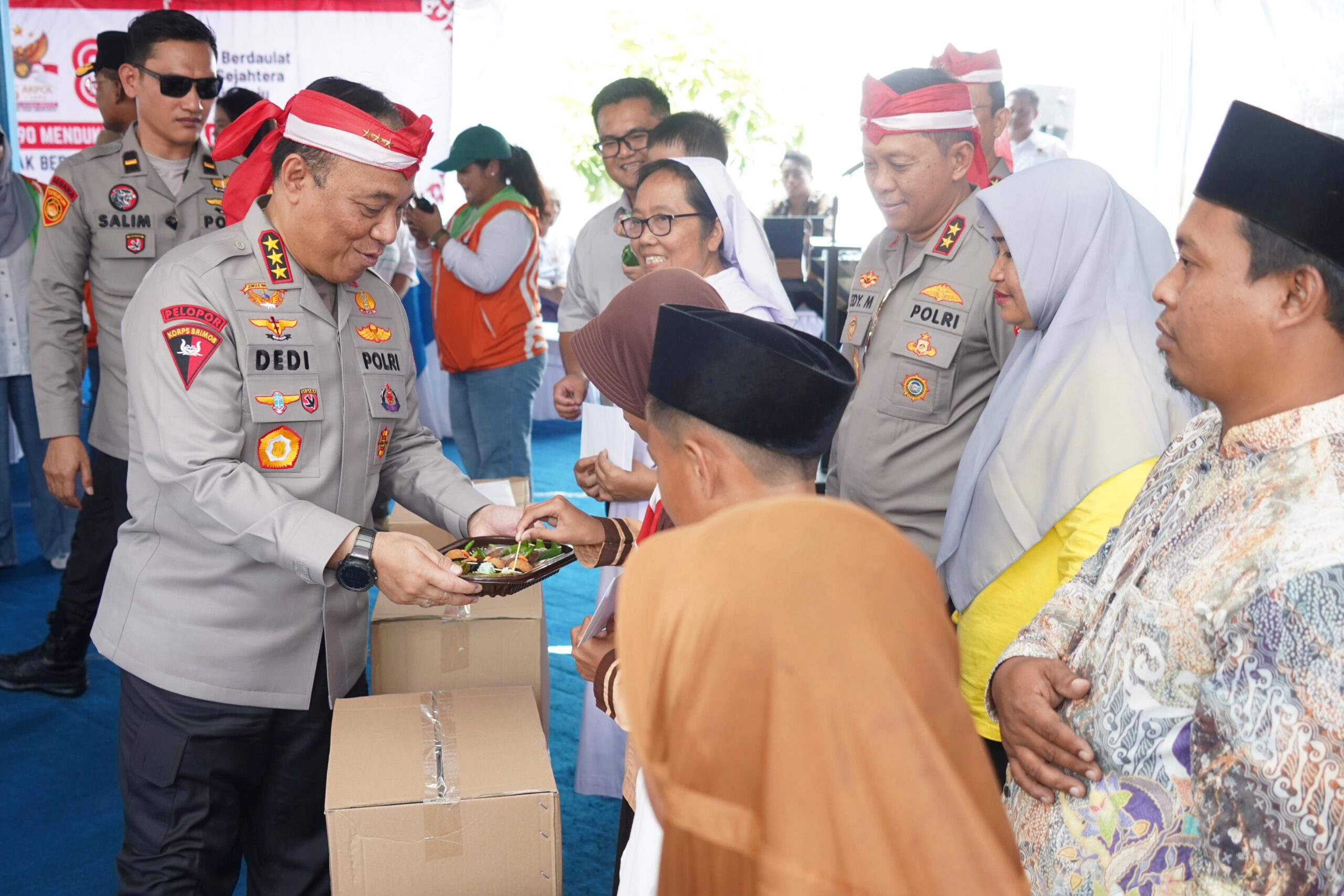 Bakti Sosial Akpol 1990 di Genuk: Wakapolri Disambut Hangat Anak-Anak