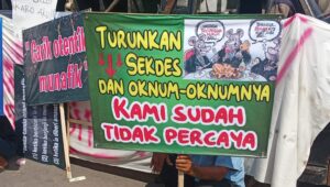 Warga Proto Geruduk Balai Desa, Desak Carik Mundur