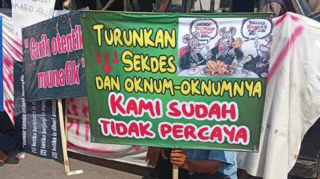 Warga Proto Geruduk Balai Desa, Desak Carik Mundur