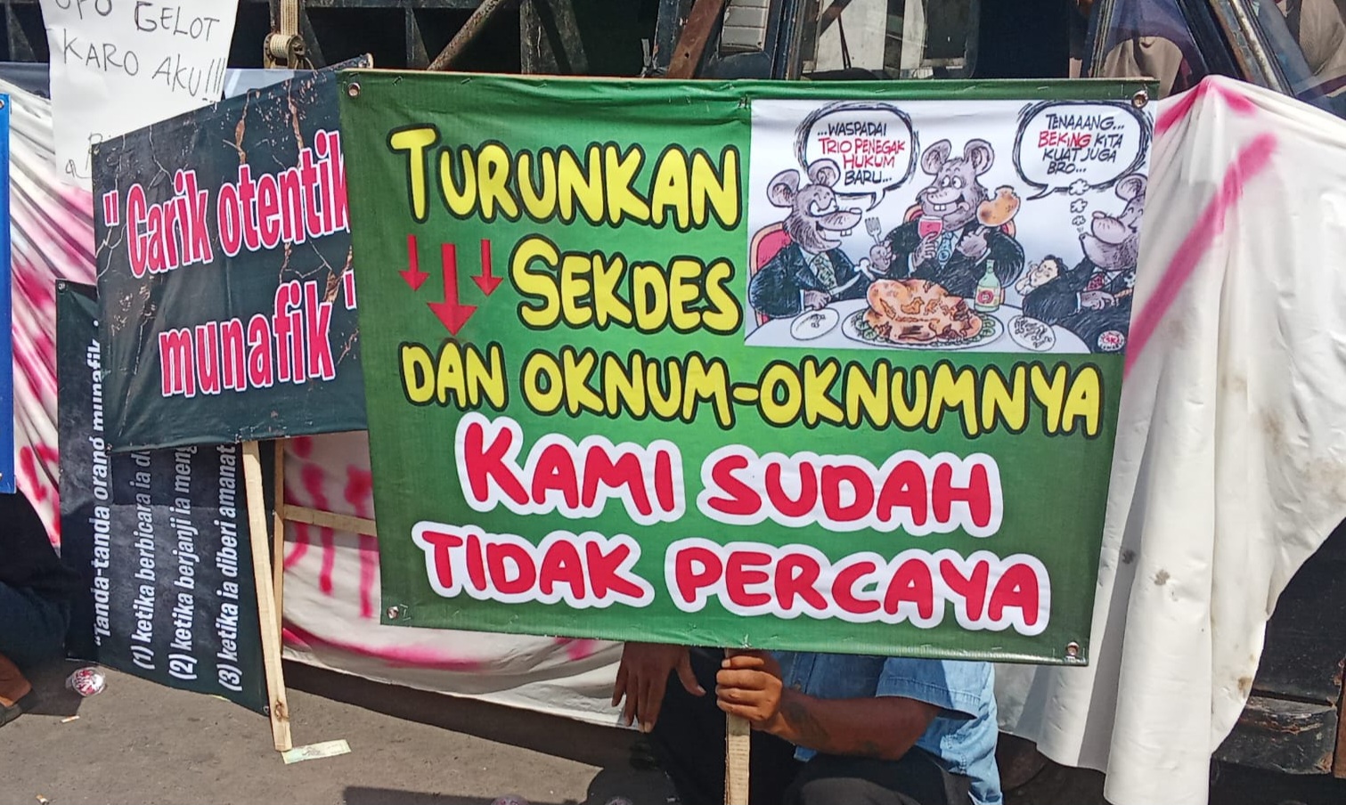 Warga Proto Geruduk Balai Desa, Desak Carik Mundur