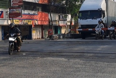 Nekat Terobos Palang Pintu, Pengendara Terancam Pidana dan Denda