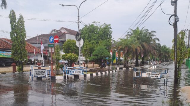 Pusat Pemerintahan Kota Pekalongan Kembali Banjir, Warga Mengeluh