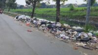 Jalan KH Dahlan Kumuh, Warga Pekalongan Keluhkan Sampah Berserakan Berbau