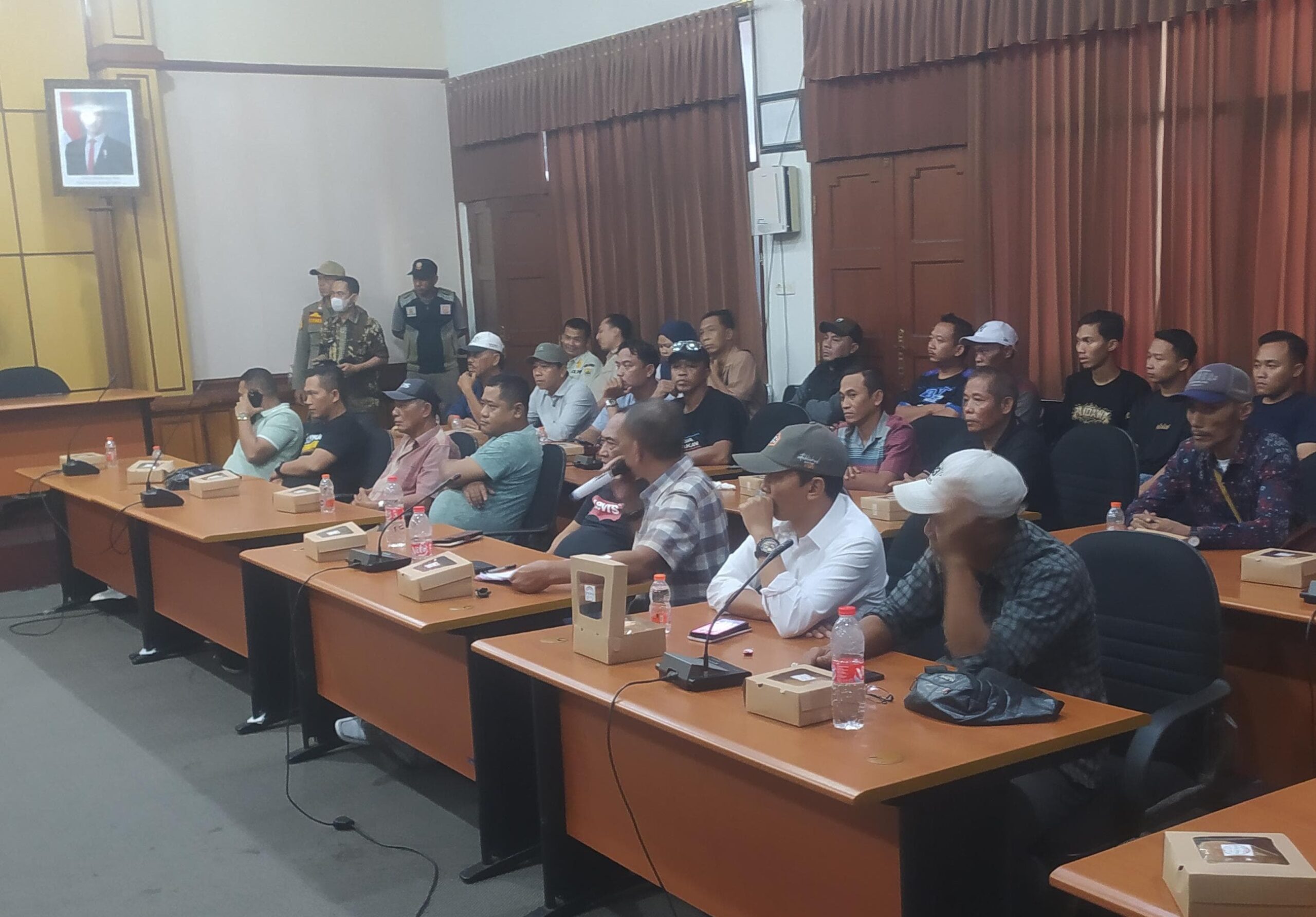 Puluhan Warga Batang Gelar Aksi, Sampaikan Lima Tuntutan ke DPRD