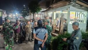 Babinsa Koramil 13/Banyuputih Bersama Banser Tinjau Pos Kamling, Ajak Warga Jaga Kamtibmas