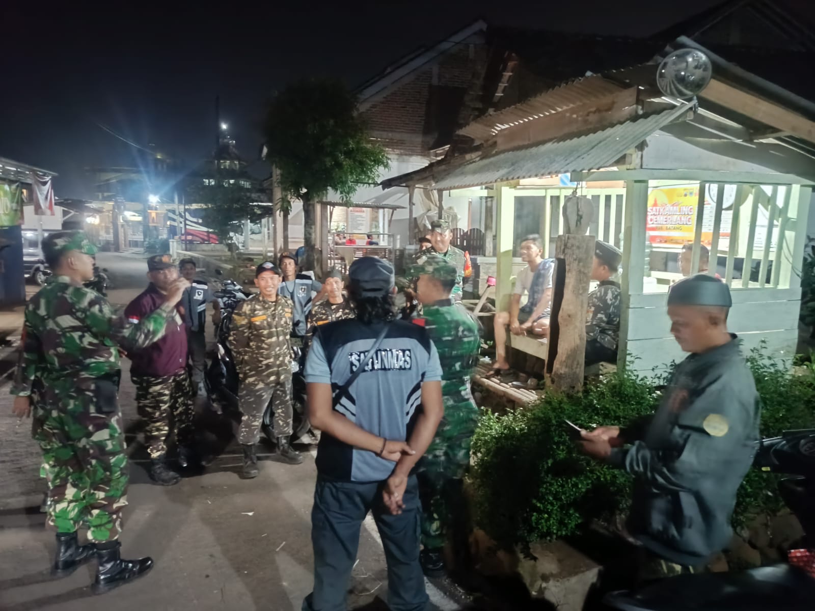 Babinsa Koramil 13/Banyuputih Bersama Banser Tinjau Pos Kamling, Ajak Warga Jaga Kamtibmas