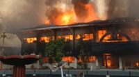 Aksi Solidaritas di Pekalongan Berujung Ricuh, Gedung DPRD dan Kantor Sekda di Bakar Massa