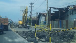 Jalan Jenderal Sudirman Pekalongan Diperbaiki, Warga: Macet Lumrah