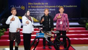 Balgis Diab Lepas 300 Calon Wisudawan FEB Unikal