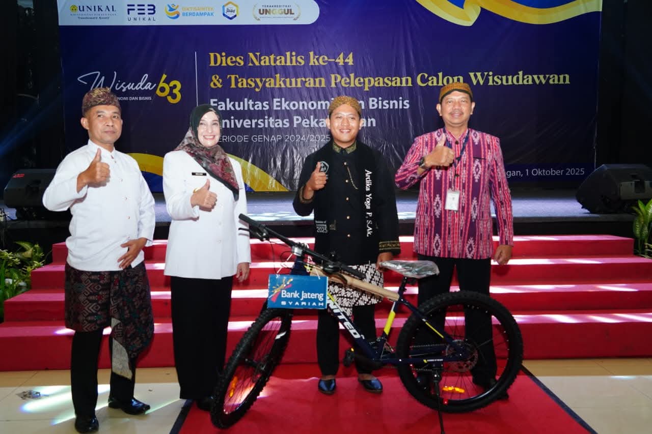 Balgis Diab Lepas 300 Calon Wisudawan FEB Unikal