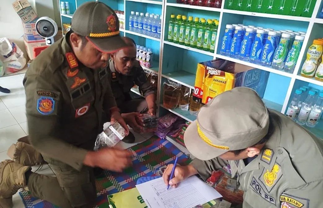 Satpol PP Batang Gelar Operasi Gabungan Berantas Rokok Ilegal di Kecamatan Bandar