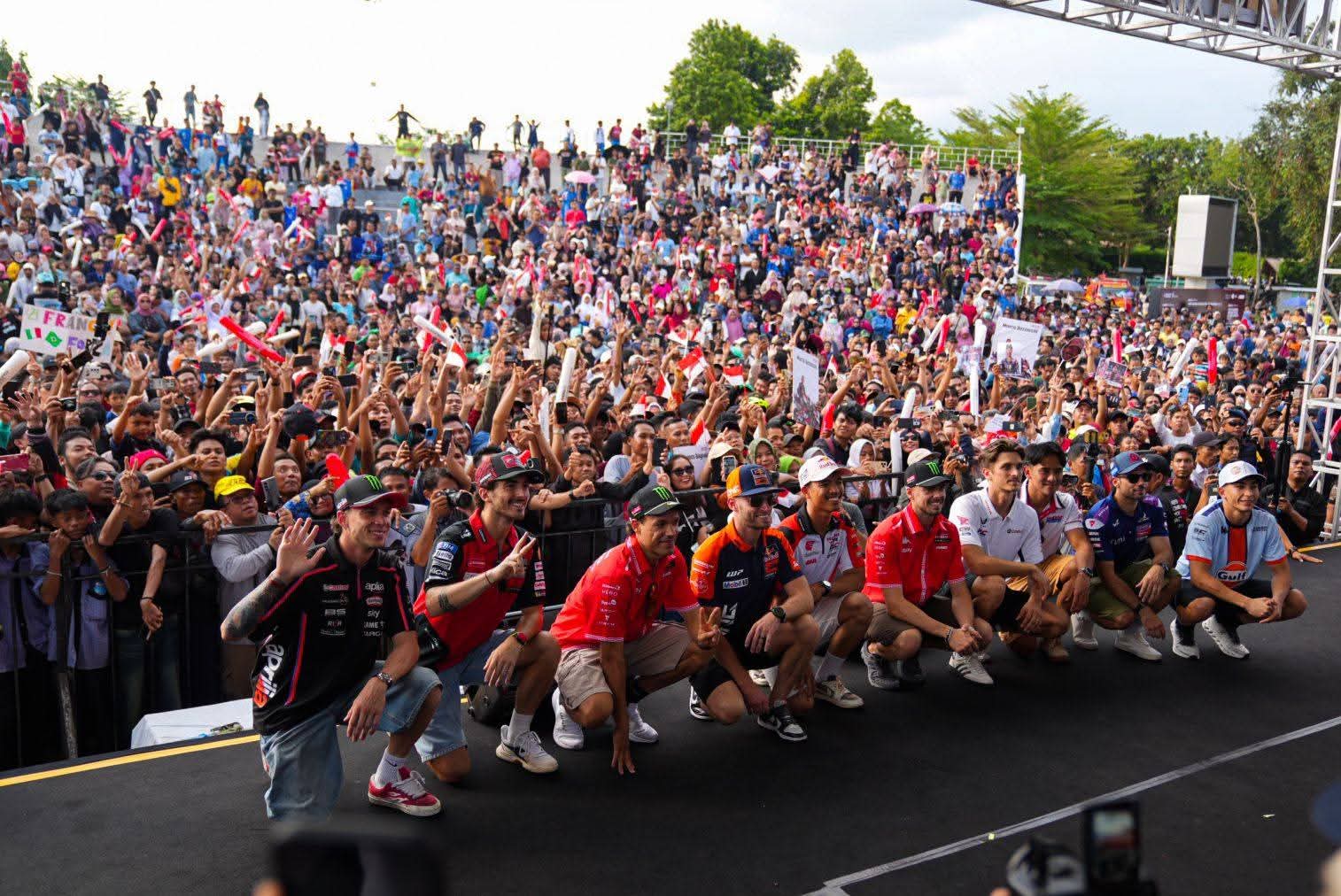 Ribuan Warga Padati Parade Rider MotoGP di Mataram