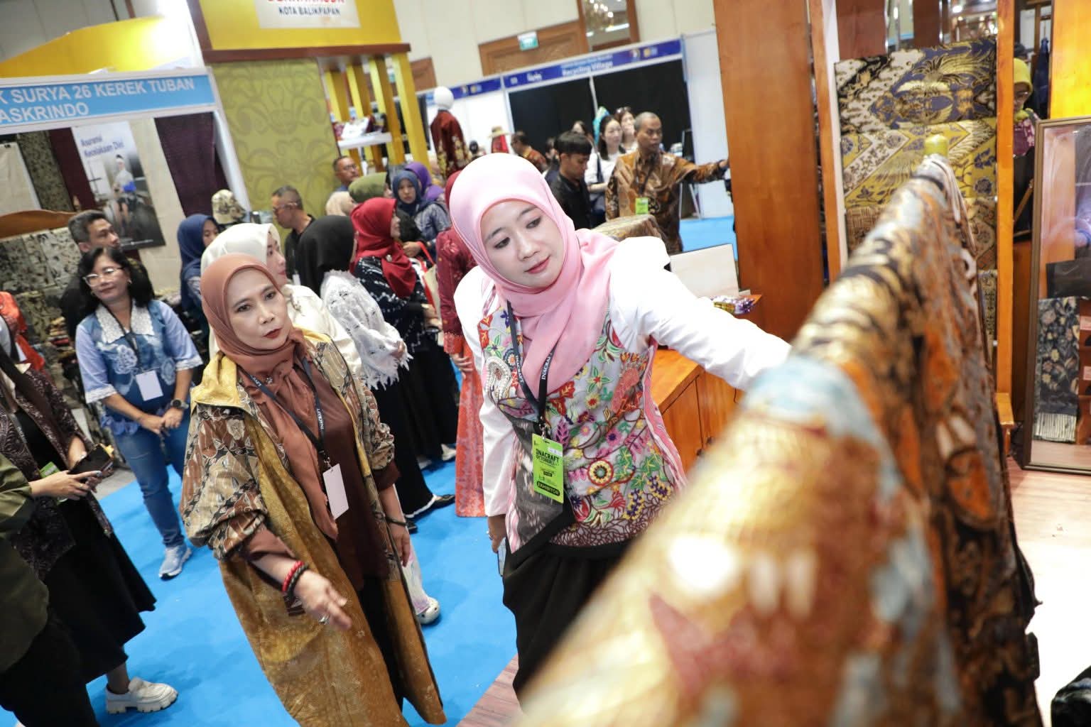Perajin Kriya dan Wastra Jateng Ikuti Inacraft 2025