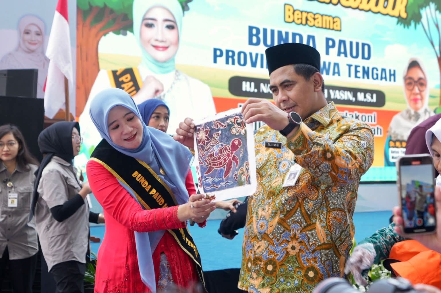 27.000 Siswa Pecahkan Rekor MURI Membatik Serentak di Jateng