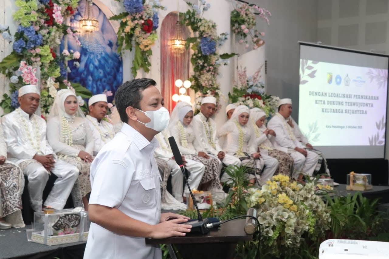 Wali Kota Pekalongan Hadiri Legalisasi Pernikahan Massal, Delapan Pasangan Resmi Nikah
