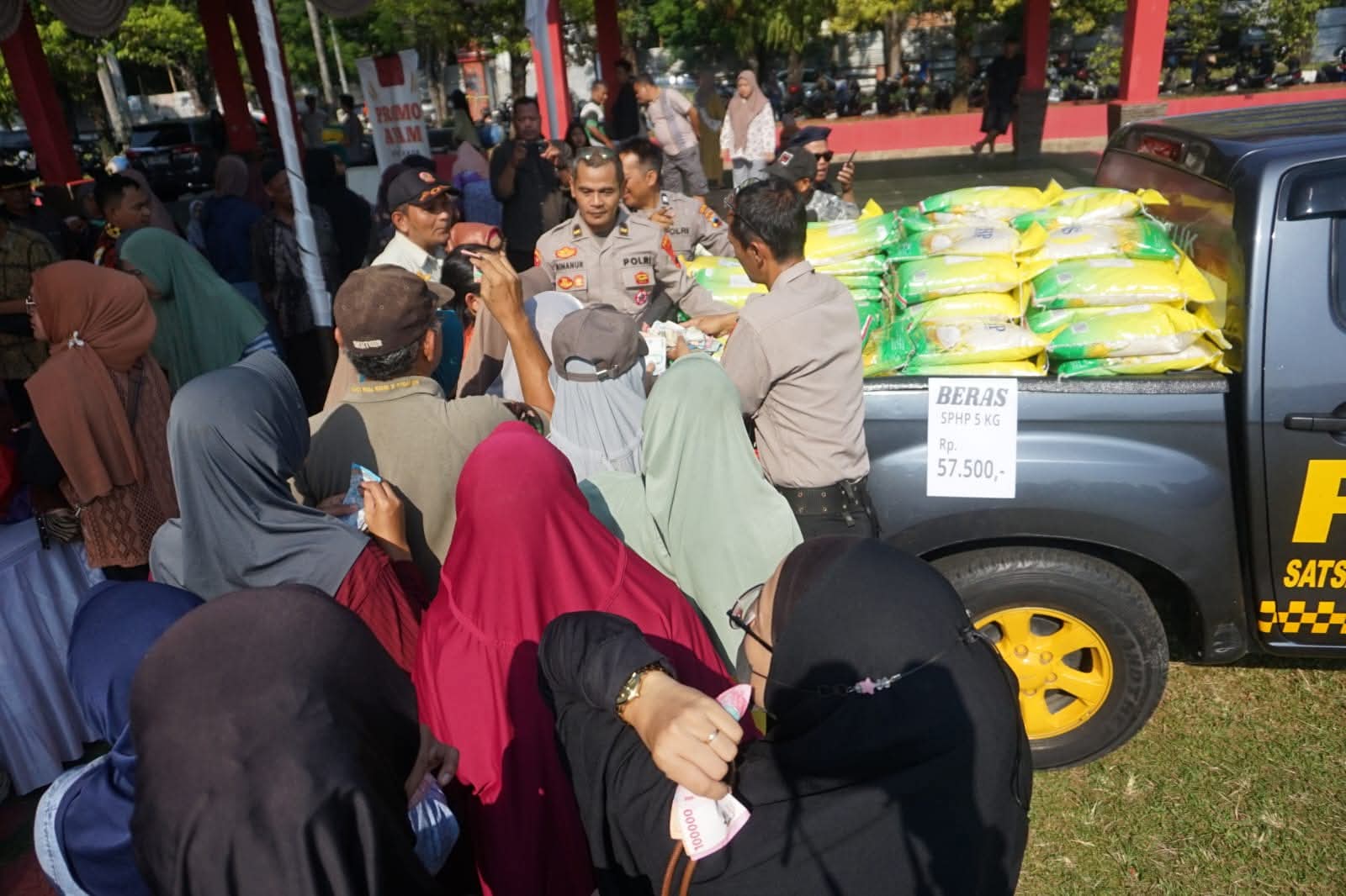 Warga Antusias Belanja di Gerakan Pangan Murah Pekalongan