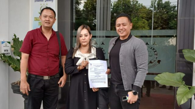 Janda Perwira Polisi Datangi Kejari Pemalang, Tuntut Keadilan atas Kasus Dugaan Penipuan Cek Kosong Janda Perwira Polisi Datangi Kejari Pemalang, Tuntut Keadilan atas Kasus Dugaan Penipuan Cek Kosong