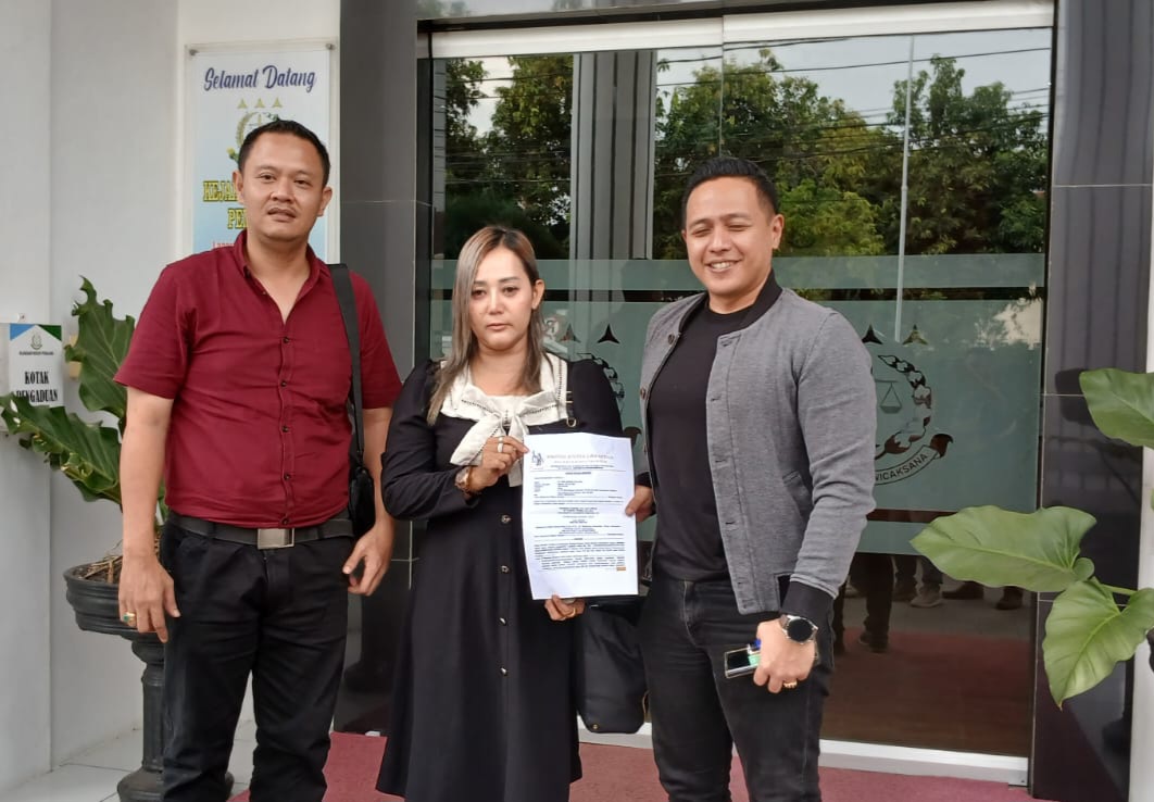 Janda Perwira Polisi Datangi Kejari Pemalang, Tuntut Keadilan atas Kasus Dugaan Penipuan Cek Kosong Janda Perwira Polisi Datangi Kejari Pemalang, Tuntut Keadilan atas Kasus Dugaan Penipuan Cek Kosong