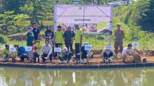 Bhimasena Power Serahkan 300 Bibit Pohon untuk Dukung Batang sebagai Kota Industri Bersih