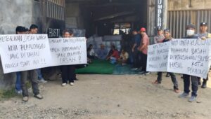 Diduga Tahan Ratusan Ijazah, Kantor Ekspedisi di Pekalongan Digeruduk Ormas