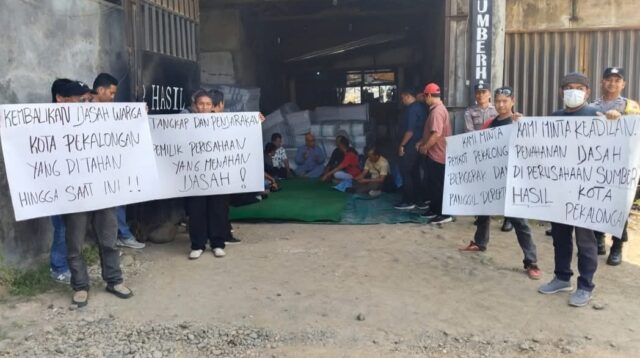 Diduga Tahan Ratusan Ijazah, Kantor Ekspedisi di Pekalongan Digeruduk Ormas