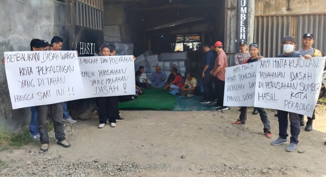 Diduga Tahan Ratusan Ijazah, Kantor Ekspedisi di Pekalongan Digeruduk Ormas