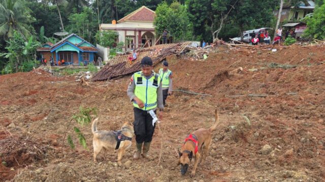 Polri Kerahkan 205 Personel dan Tim K9 Perkuat Pencarian Korban Longsor di Cilacap