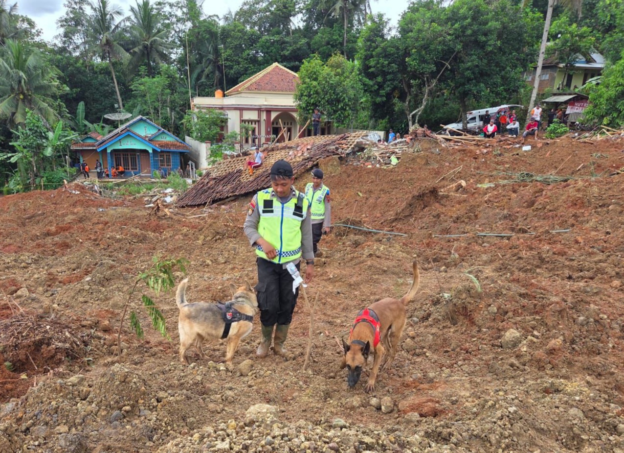 Polri Kerahkan 205 Personel dan Tim K9 Perkuat Pencarian Korban Longsor di Cilacap