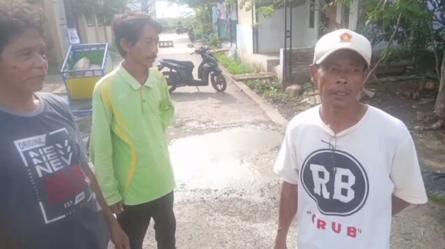 Warga Pasirsari Lakukan Swadaya Perbaikan Jalan