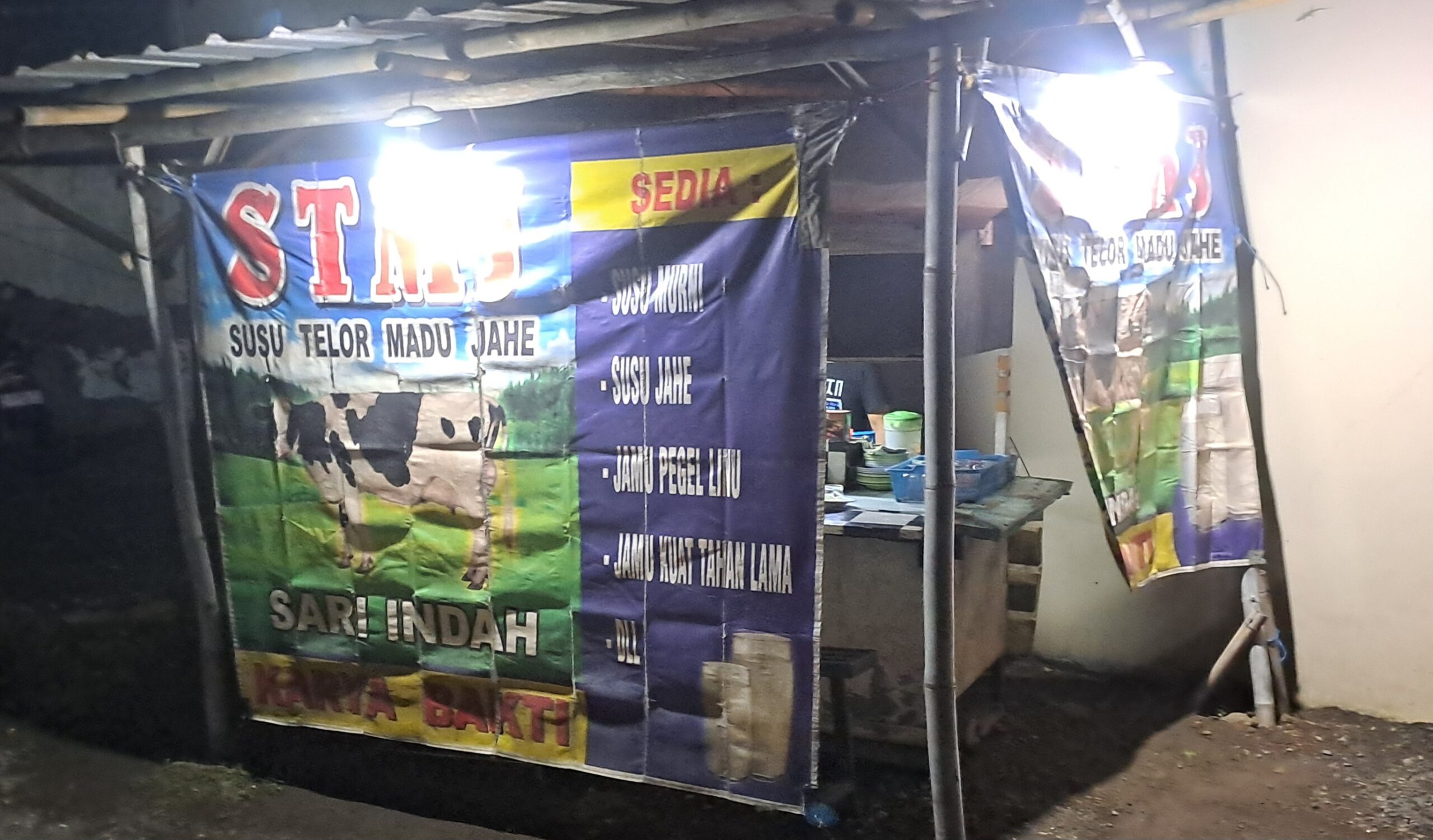 Hampir 10 Tahun Jualan STMJ, Veri Gondrong Setia Layani Pelanggan di Medono