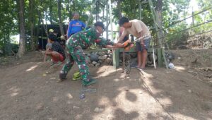 Babinsa Kodim 0714/Salatiga dan Komunitas Off-Road Bangun Jembatan Gantung di Kalikurmo