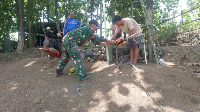 Babinsa Kodim 0714/Salatiga dan Komunitas Off-Road Bangun Jembatan Gantung di Kalikurmo