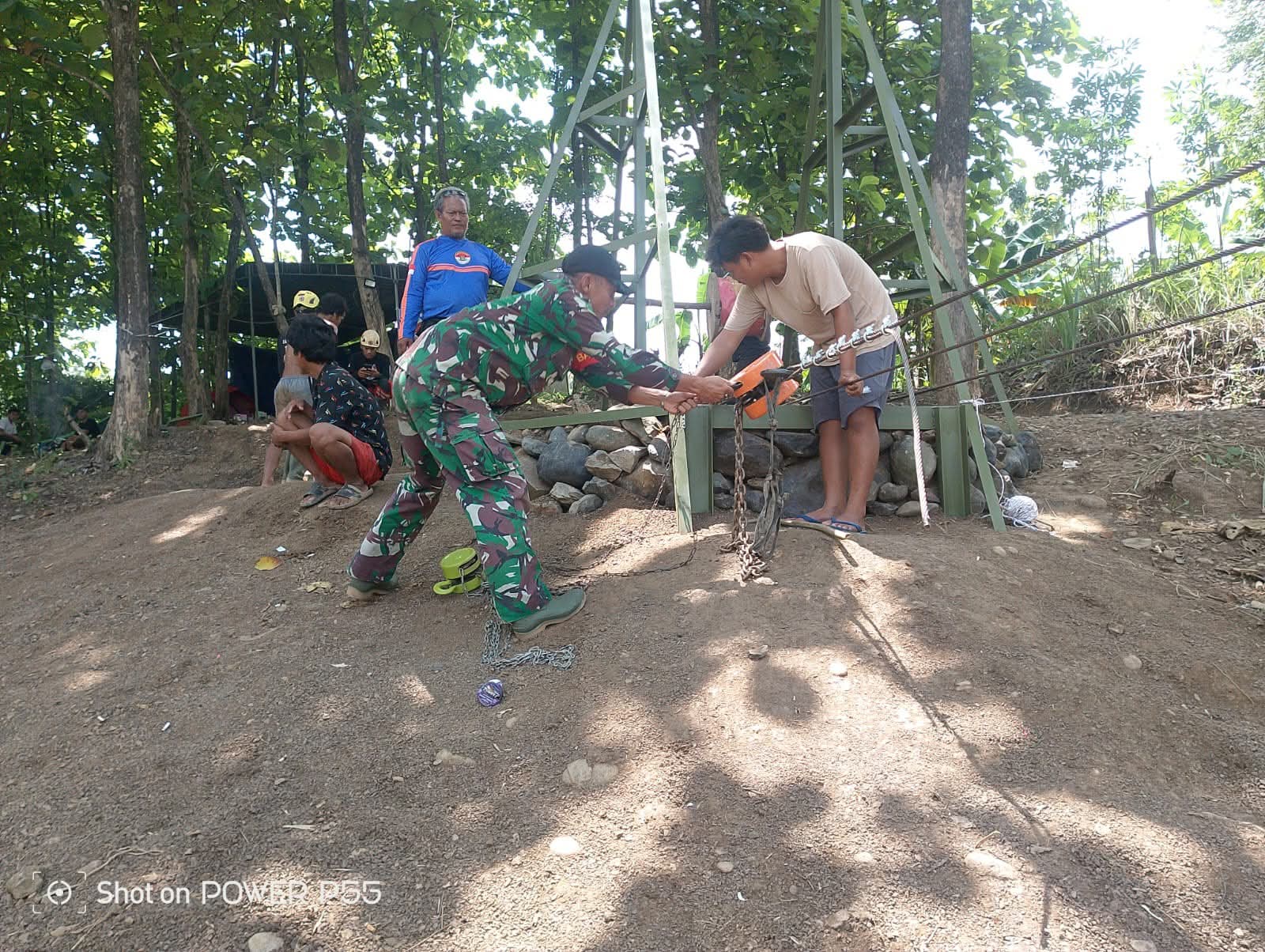 Babinsa Kodim 0714/Salatiga dan Komunitas Off-Road Bangun Jembatan Gantung di Kalikurmo
