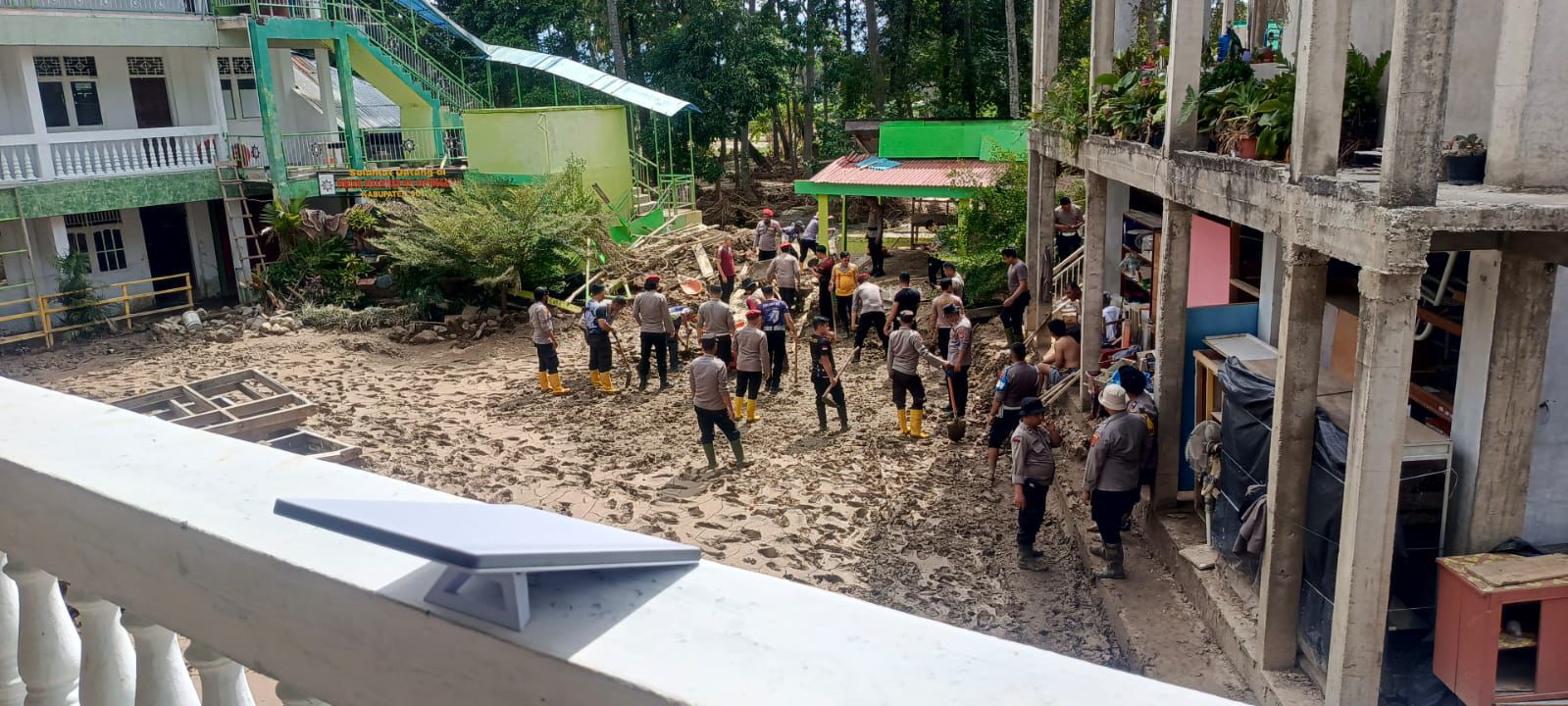 Polri Pasang 76 Jaringan Internet di Daerah Terisolasi: Jembatan Harapan bagi Korban Banjir dan Longsor