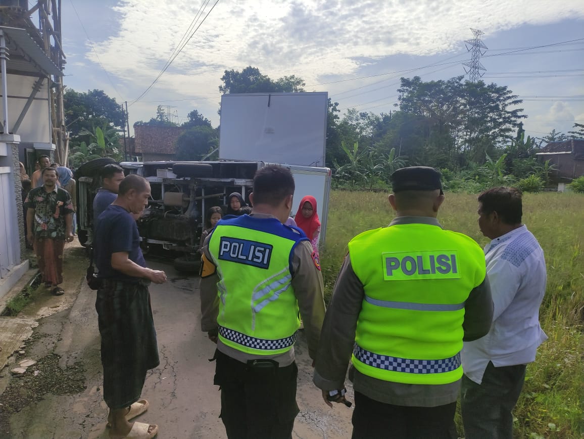 Pick-up Pengangkut MBG Terguling di Pekalongan,SIM Sopir Kedaluwarsa