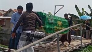 Warga Pekalongan Barat Kesulitan Mengantar Jenazah, Jembatan Penghubung RW 01 - RW 08 Rusak Parah