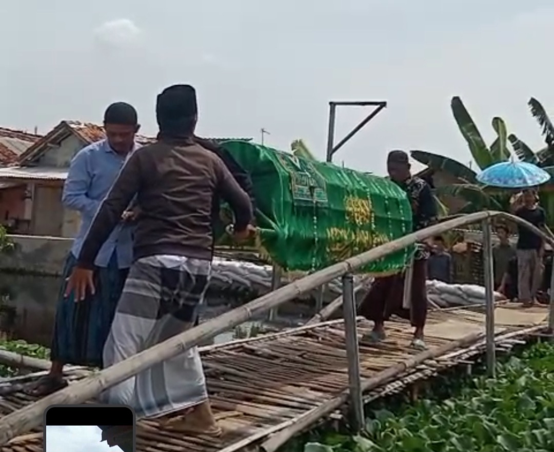 Warga Pekalongan Barat Kesulitan Mengantar Jenazah, Jembatan Penghubung RW 01 - RW 08 Rusak Parah