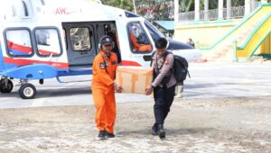 Polri Terjunkan Helikopter AW169 Salurkan 348 Kg Bantuan ke Aceh Tamiang