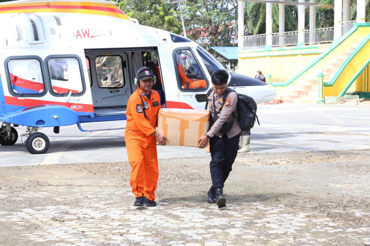 Polri Terjunkan Helikopter AW169 Salurkan 348 Kg Bantuan ke Aceh Tamiang